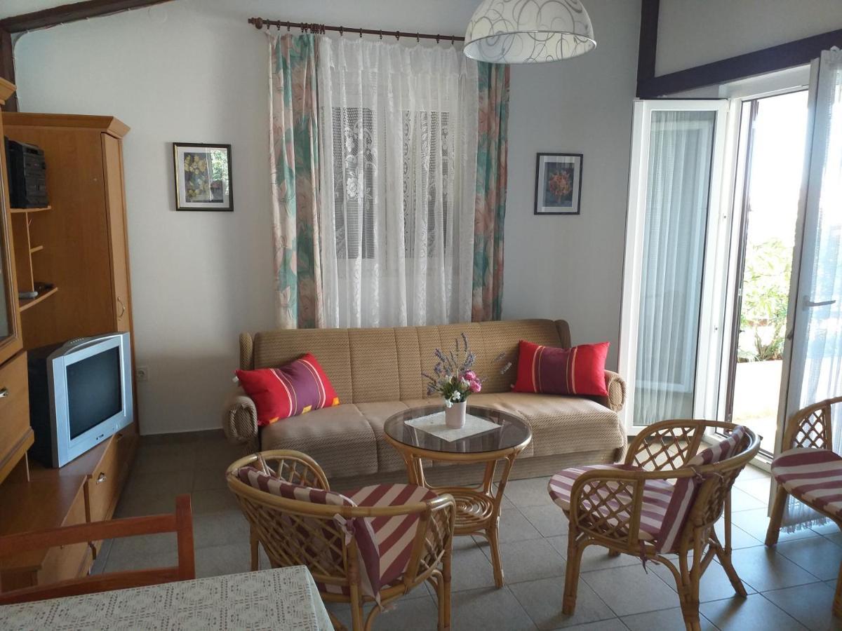 Beachfront House Nada - Happy Rentals Карлобаг Экстерьер фото